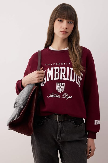 TRENDYOLMİLLA Damen Bordeaux Slogan Lang Oversize Sweatshirts - Image 5