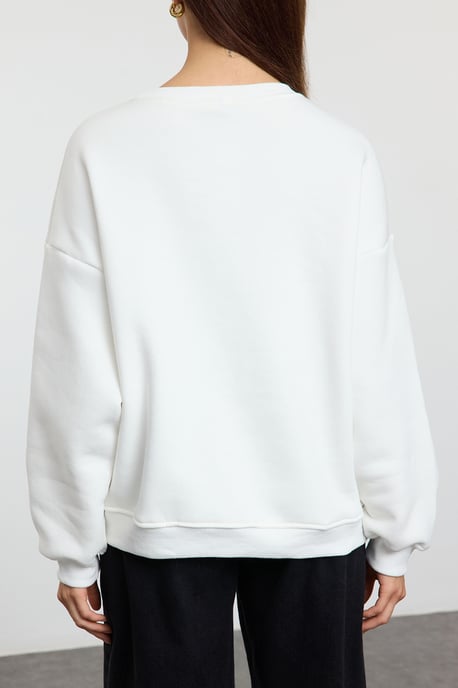 TRENDYOLMİLLA Mädchen Ecru Slogan Lang Regular Fit Sweatshirts - Image 3
