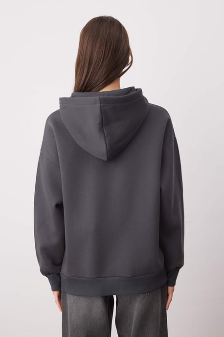 TRENDYOLMİLLA Damen Grau Geometrisches Muster Lang Oversize Sweatshirts - Image 3