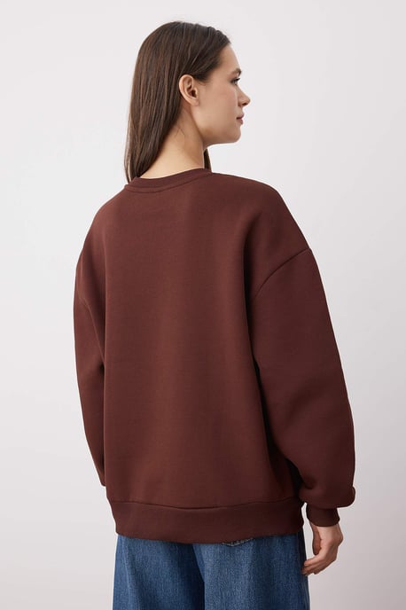 TRENDYOLMİLLA Damen Braun Einfarbig Lang Oversize Sweatshirts - Image 3