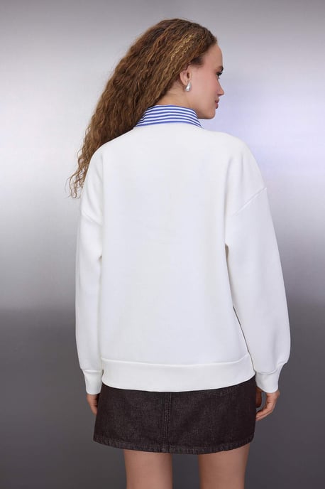 TRENDYOLMİLLA Damen Ecru Einfarbig Lang Oversize Sweatshirts - Image 3
