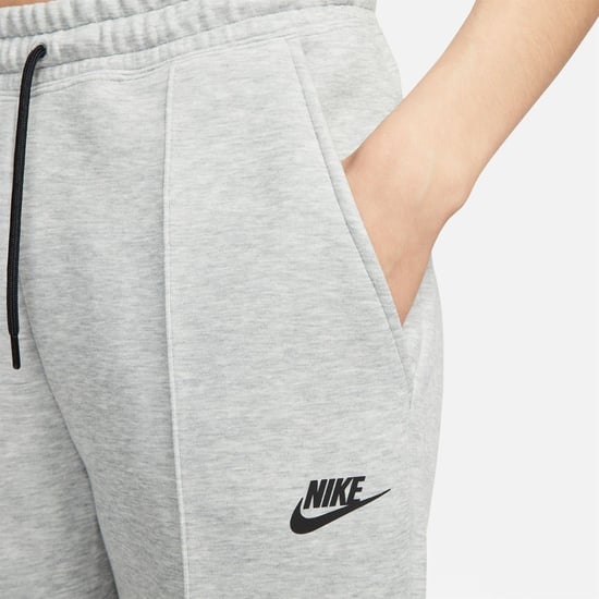 Nike Sportswear Tech Fleece Damen-Jogginghose mit mittlerer Bundhöhe in Grau - Image 4