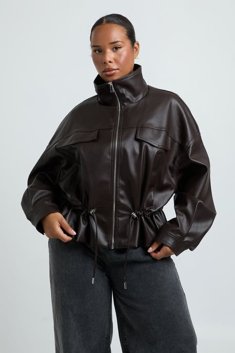 Boohoo Plus-Jacke aus Kunstleder mit Funnel-Kragen und taillierter Taille - Image 1