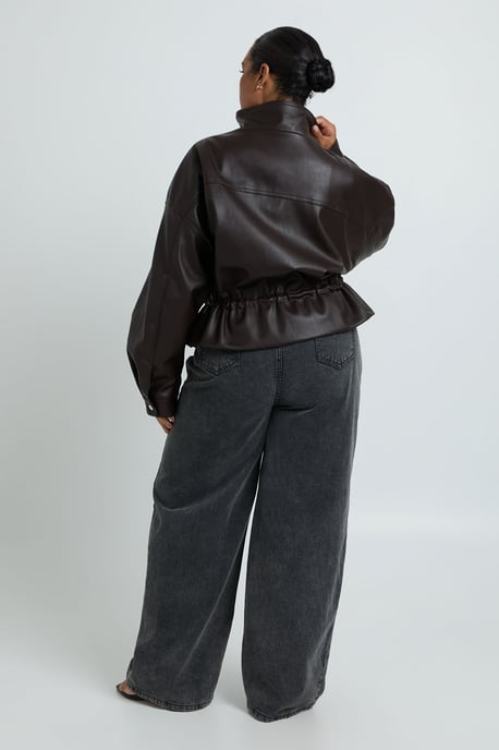 Boohoo Plus-Jacke aus Kunstleder mit Funnel-Kragen und taillierter Taille - Image 2