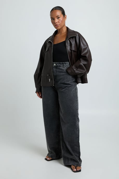 Boohoo Plus-Jacke aus Kunstleder mit Funnel-Kragen und taillierter Taille - Image 3