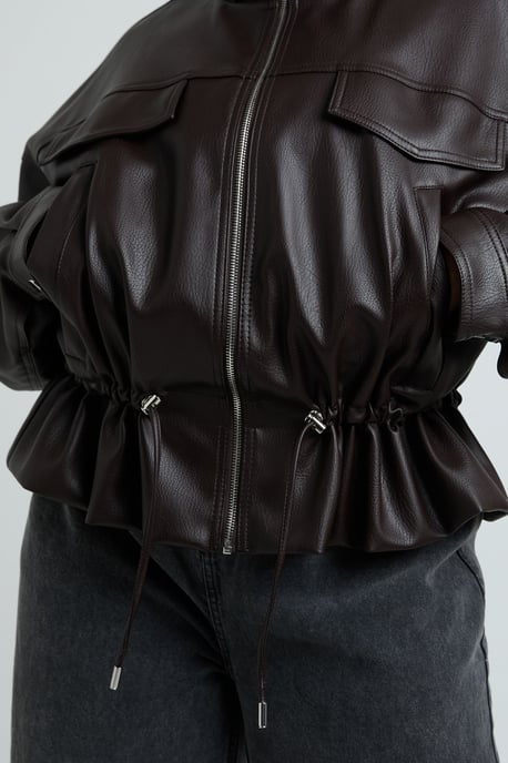 Boohoo Plus-Jacke aus Kunstleder mit Funnel-Kragen und taillierter Taille - Image 4