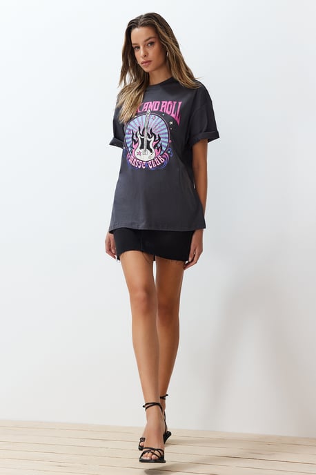 TRENDYOLMİLLA Damen Grau Grafik Kurz Oversize T-Shirts - Image 2
