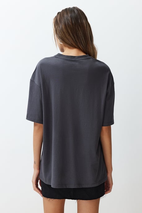 TRENDYOLMİLLA Damen Grau Grafik Kurz Oversize T-Shirts - Image 5