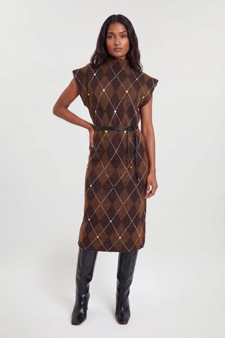 Karen Millen Strickkleid aus Wollmischung mit Nieten, Argyle-Muster, Gürtel und Midi-Länge - Image 1