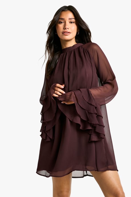 Boohoo Tall Kleid aus Chiffon mit hohem Kragen, voluminösen Ärmeln und Smock-Design - Image 1