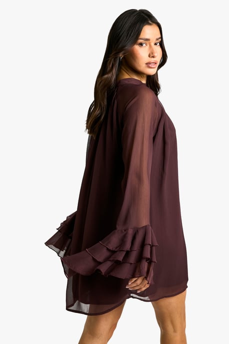 Boohoo Tall Kleid aus Chiffon mit hohem Kragen, voluminösen Ärmeln und Smock-Design - Image 2