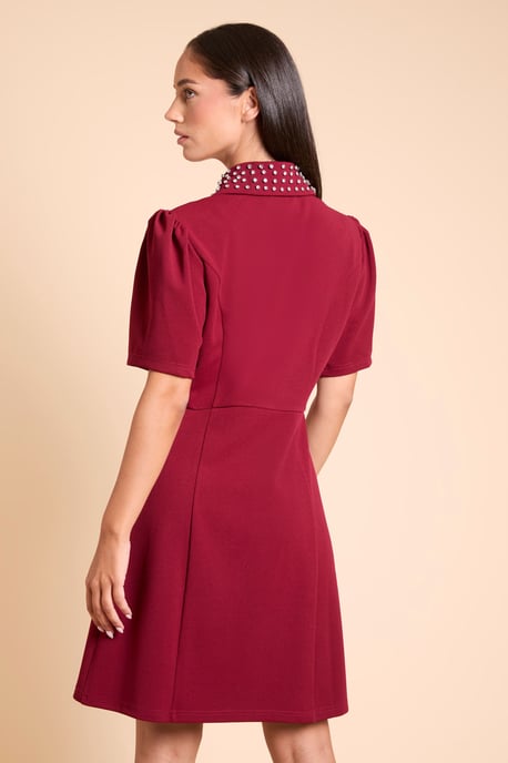 DP Luxe Minikleid mit Strasskragen und Shift-Schnitt - Image 3