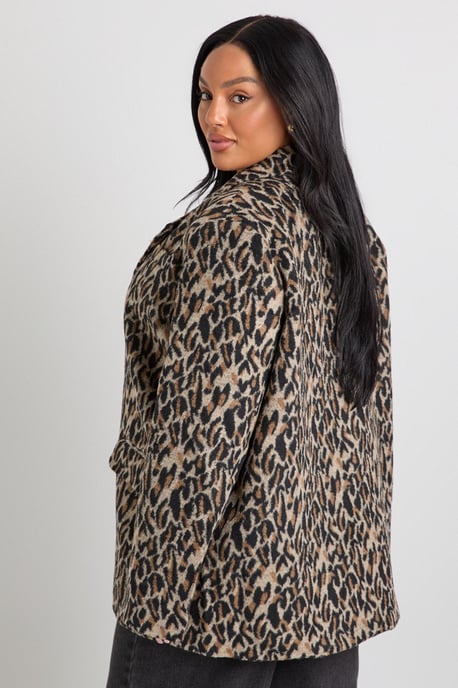 Boohoo Plus Blazer in Leopardenmuster mit Schulterpolster-Detail in Wolloptik - Image 2