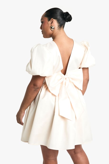 Boohoo Plus Taffeta Kleid mit Schleife am Rücken und Puffärmeln im Skater-Stil - Image 2