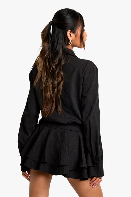 Strukturiertes gerafftes Kleid mit Volants und Minirock - Image 2
