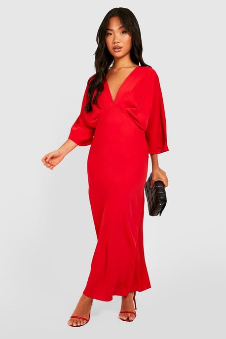 Boohoo Petite Maxikleid mit schrägem Schnitt und Engelsärmeln - Image 1