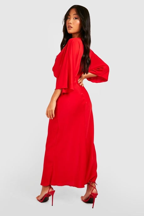 Boohoo Petite Maxikleid mit schrägem Schnitt und Engelsärmeln - Image 2