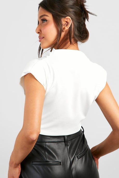 Boohoo Bluse aus Crêpe mit Wasserfallausschnitt und Schulterpolstern - Image 2
