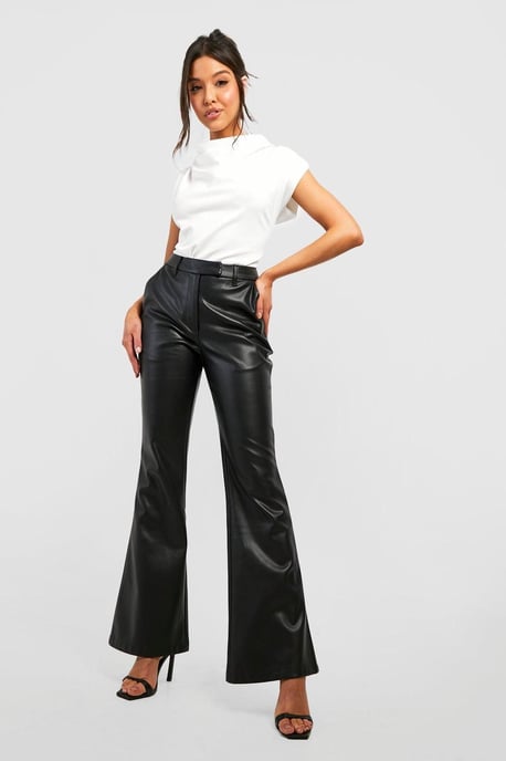 Boohoo Bluse aus Crêpe mit Wasserfallausschnitt und Schulterpolstern - Image 3