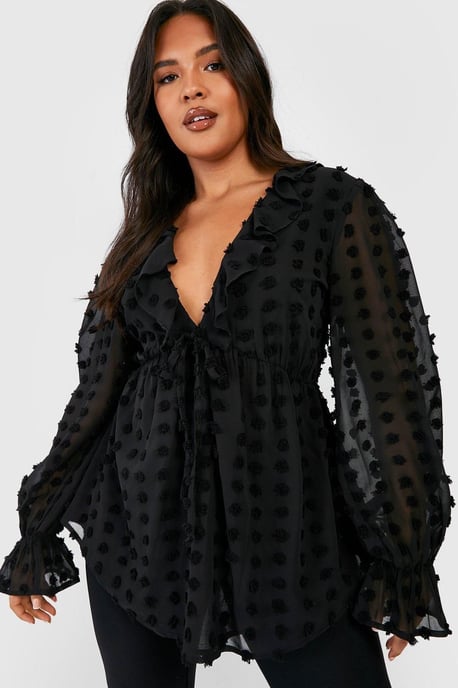 Boohoo Plus Chiffon-Oberteil mit Dobby-Muster und Rüschen im Smock-Stil - Image 1