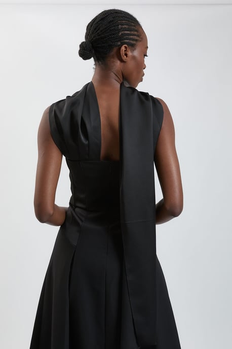 Satin-Back-Crêpe, tailliertes Bardot-Maxikleid - Image 2