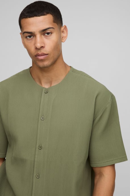Oversize-Hemd mit plissiertem Stoff, ohne Kragen, kurze Ärmel - Image 3
