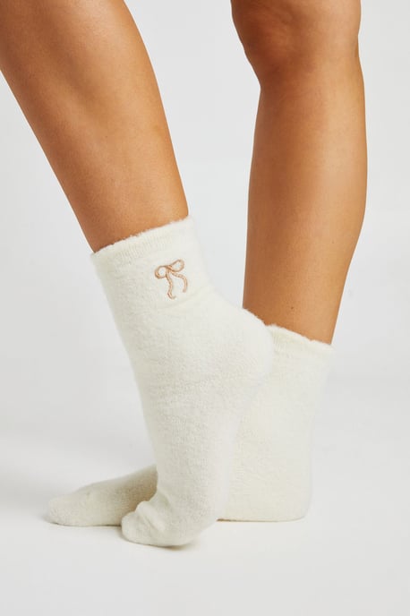 Bestickte flauschige Socken mit Schleifendetail - Image 1