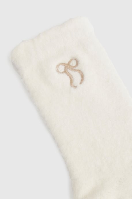 Bestickte flauschige Socken mit Schleifendetail - Image 3