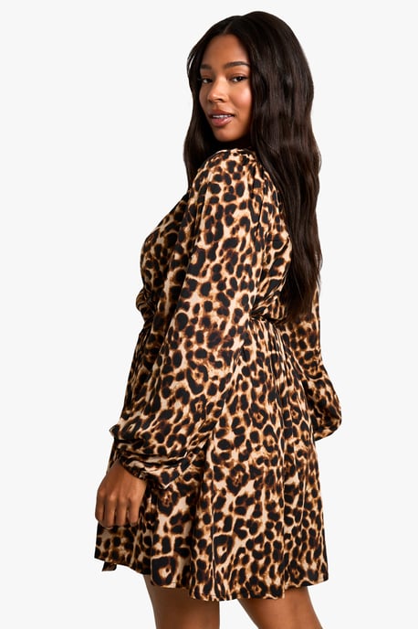 Boohoo Plus Wickelkleid mit Leopardenmuster und Smokdetail - Image 2