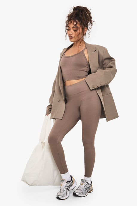 Boohoo Basics Nahtloser gerippter Longline-Sport-BH mit leichtem Halt - Image 3