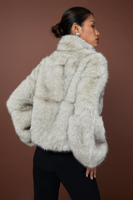 Boohoo Vintage-Look Jacke aus Kunstpelz mit Stehkragen - Image 2