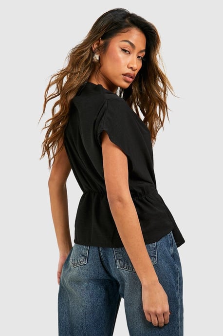 Boohoo Bluse mit gerafftem Knotendetail vorn und Wasserfallausschnitt - Image 2