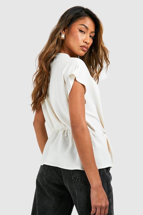 Boohoo Bluse mit geknoteter Vorderseite, gerafftem Ausschnitt und gehämmerter Struktur - Image 2