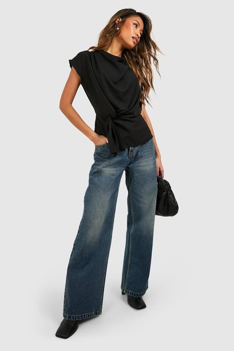 Boohoo Bluse mit gerafftem Knotendetail vorn und Wasserfallausschnitt - Image 3