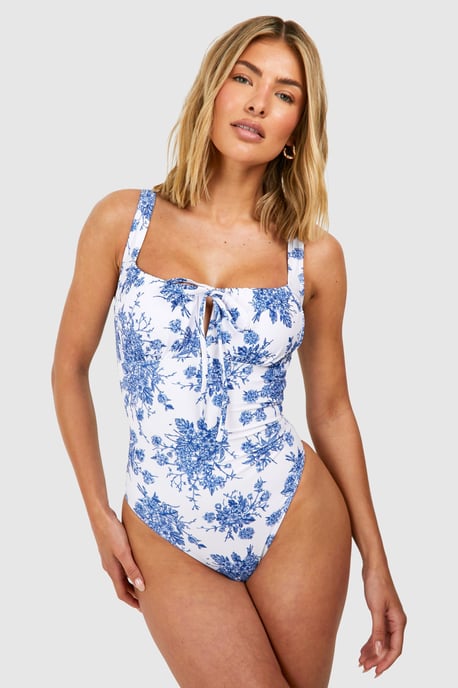 Boohoo Badeanzug mit Blumenmuster und Raffdetails - Image 1