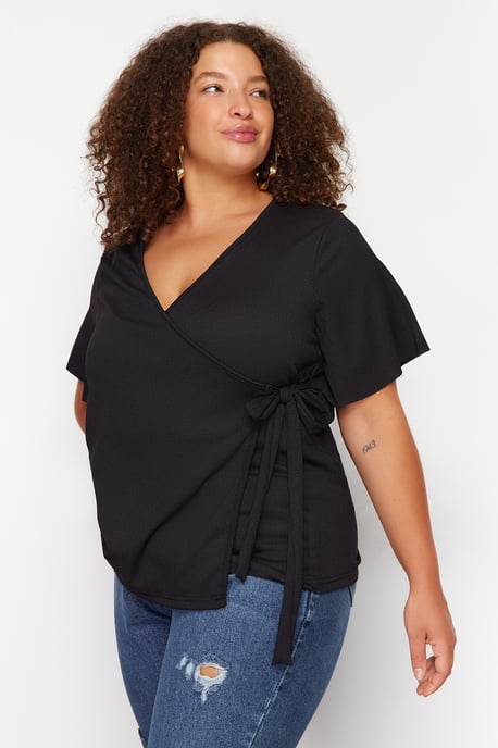 Trendyol Curve Damen Schwarz Einfarbig Kurz Tailliert Große Größen Blusen - Image 1