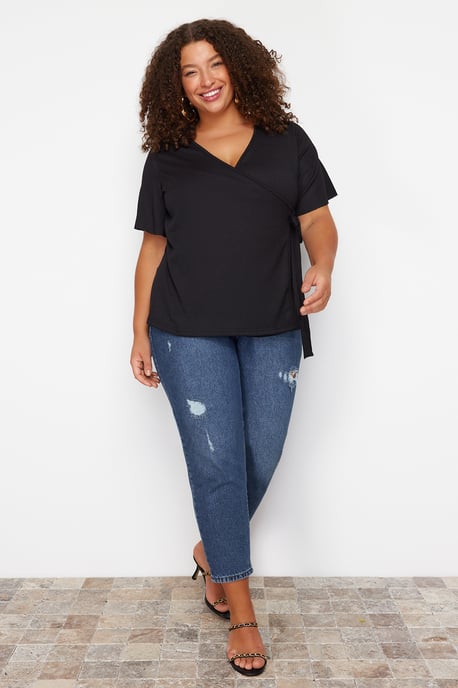 Trendyol Curve Damen Schwarz Einfarbig Kurz Tailliert Große Größen Blusen - Image 2