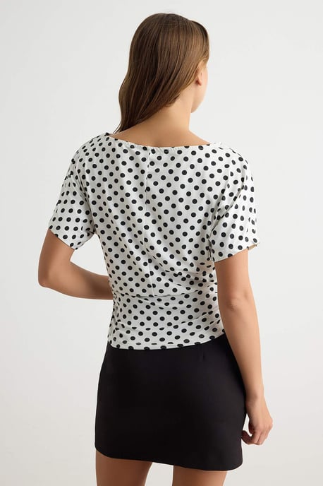 TRENDYOLMİLLA Damen Ecru Gepunktet Kurz Tailliert Blusen - Image 3