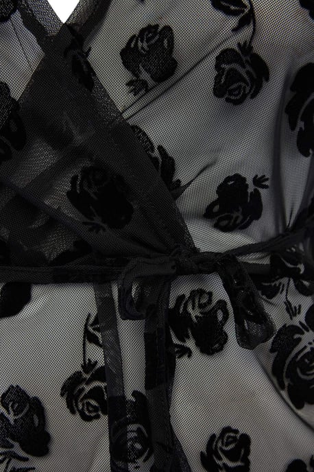 Trendyol Curve Damen Schwarz Geblümt Kurz Tailliert Große Größen Blusen - Image 4