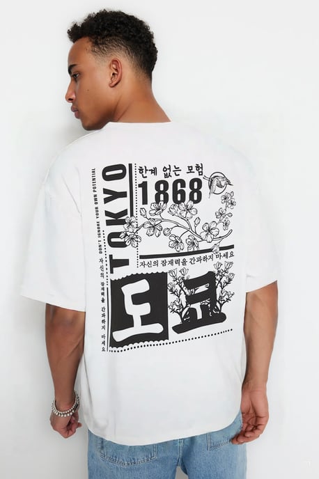 TRENDYOL MAN Herren Ecru Slogan Kurz Oversize T-Shirts - Image 1