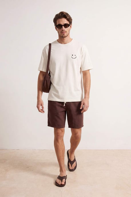 TRENDYOL MAN Herren Ecru Slogan Kurz Oversize T-Shirts - Image 1