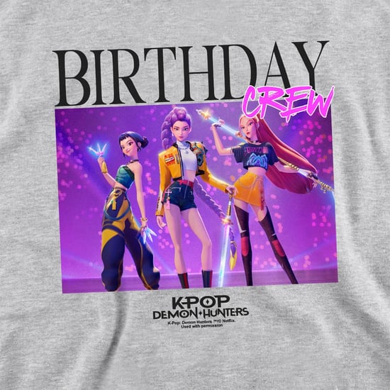 K-Pop Demon Hunters - "Huntrix Birthday Crew Group" Hoodie zum Überziehen für Kinder (Sportliches Heather) - Image 3