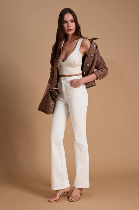 TRENDYOLMİLLA Damen Ecru Einfarbig Flare Hohe Taille Jeans - Image 6