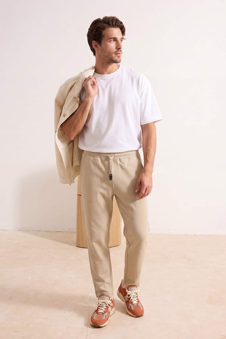 TRENDYOL MAN Herren Beige Einfarbig Regular Fit Normale Taille Jeans - Image 6