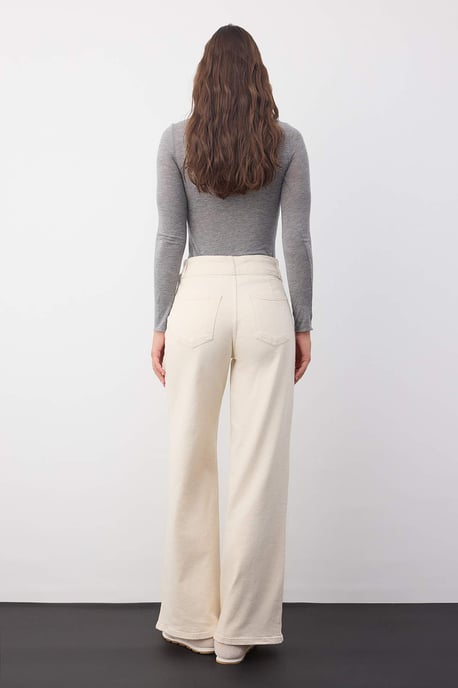 TRENDYOLMİLLA Damen Ecru Einfarbig Weites Bein Hohe Taille Jeans - Image 3