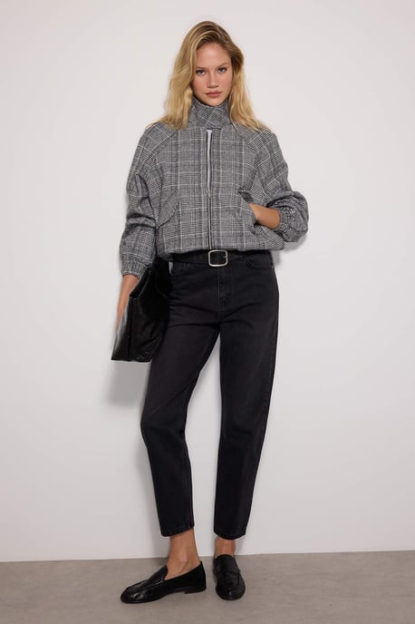 TRENDYOLMİLLA Damen Schwarz Einfarbig Mom Hohe Taille Jeans - Image 1