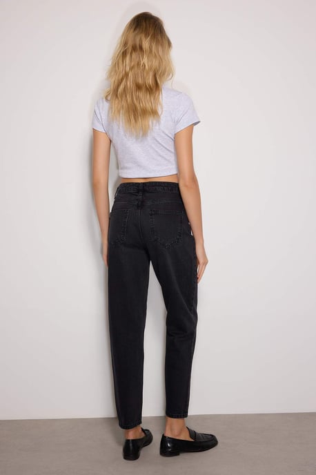 TRENDYOLMİLLA Damen Schwarz Einfarbig Mom Hohe Taille Jeans - Image 3
