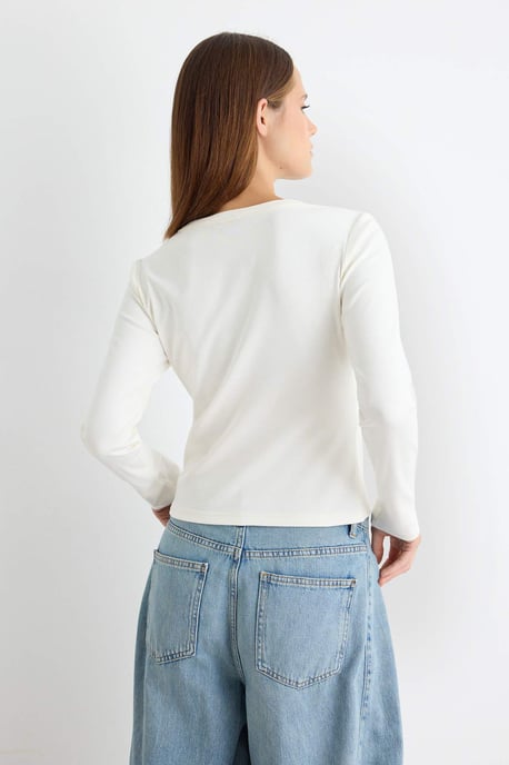 TRENDYOLMİLLA Damen Ecru Einfarbig Lang Tailliert T-Shirts - Image 3