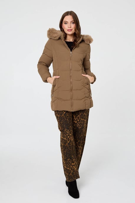 Braune Steppjacke mit Kapuze, Kunstpelzbesatz und Reißverschluss - Image 2