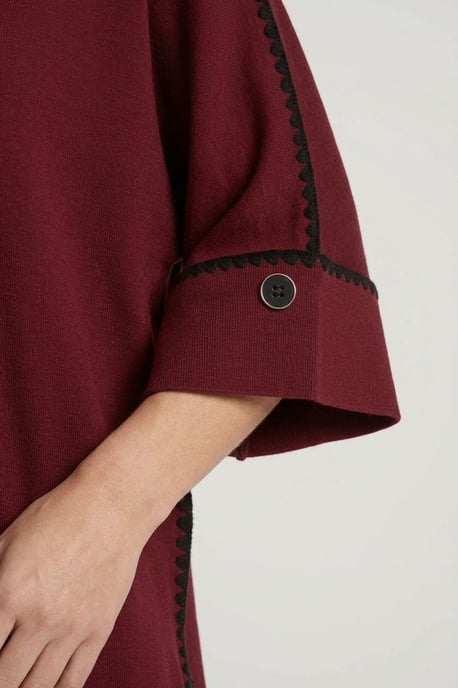 Roter Pullover mit kontrastierenden Details und 3/4-Ärmeln - Image 2
